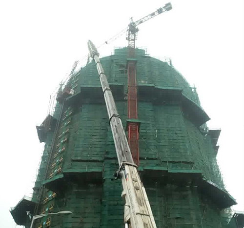 虹口吊车在工地上作业